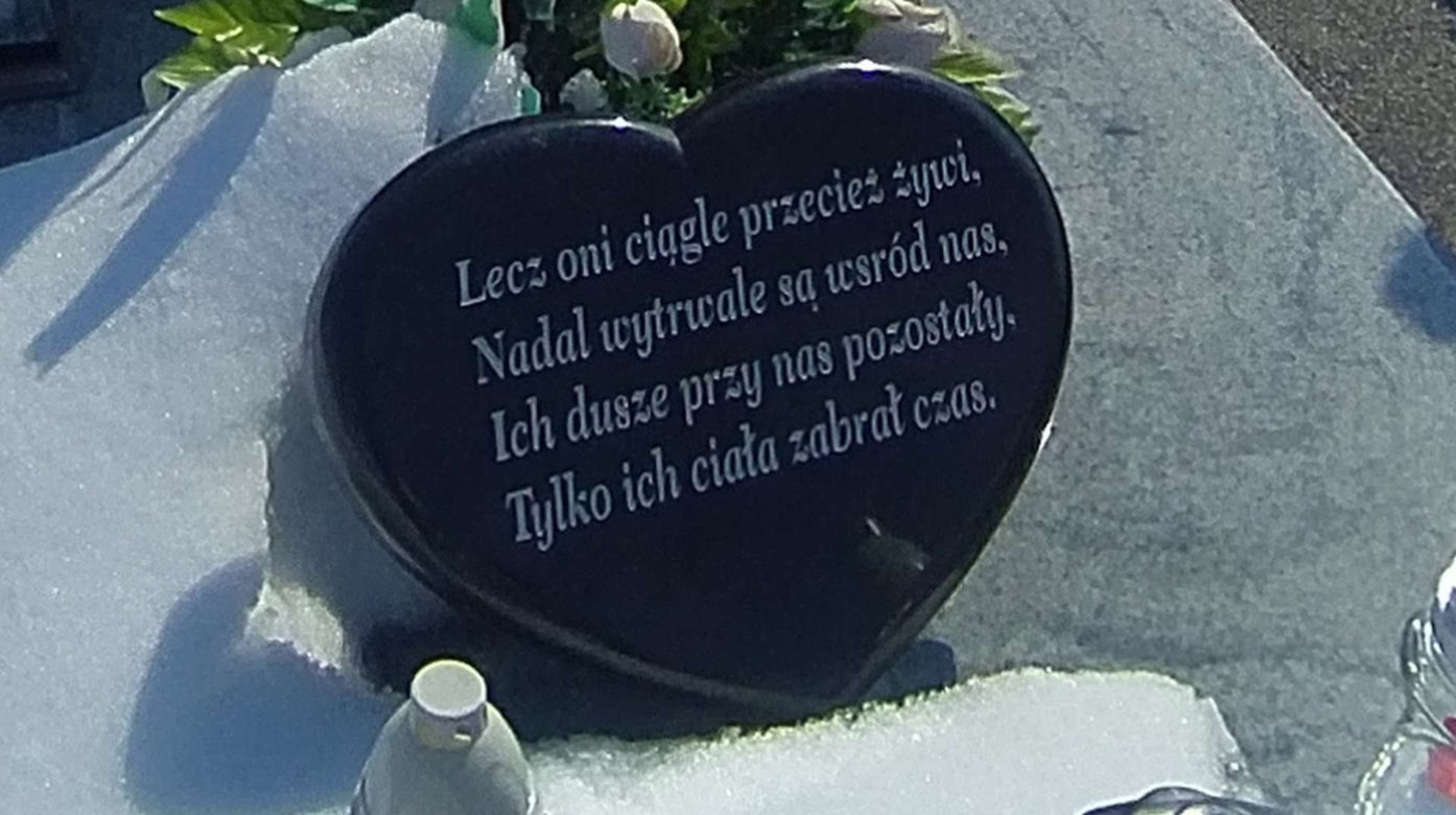  Zuzia i Dawidek są z tatusiem w niebie. Nagrobek po śmierci chwyta za serce [ZDJĘCIA]