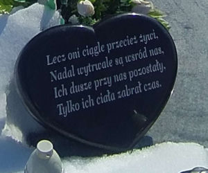  Zuzia i Dawidek są z tatusiem w niebie. Nagrobek po śmierci chwyta za serce [ZDJĘCIA]
