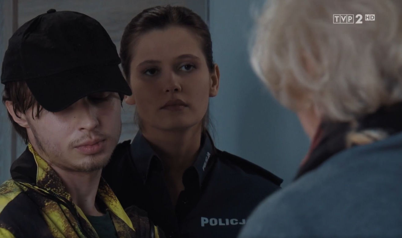 M jak miłość odc. 1600. Barbara (Teresa Lipowska), Oskar Zych (Krystian Shepherd), policjantka (Monika Szwajnos)