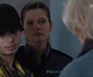 M jak miłość odc. 1600. Barbara (Teresa Lipowska), Oskar Zych (Krystian Shepherd), policjantka (Monika Szwajnos)