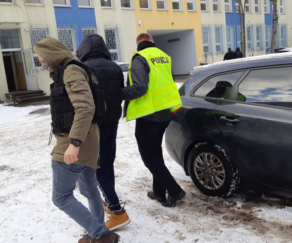 Nalot kryminalnych na mieszkanie na toruńskiej starówce! 27-latek zatrzymany