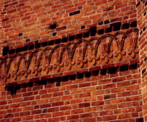 Ceramiczny ornament liliowy, fryz kościoła OO. Dominikanów w Krakowie (XIII w.)