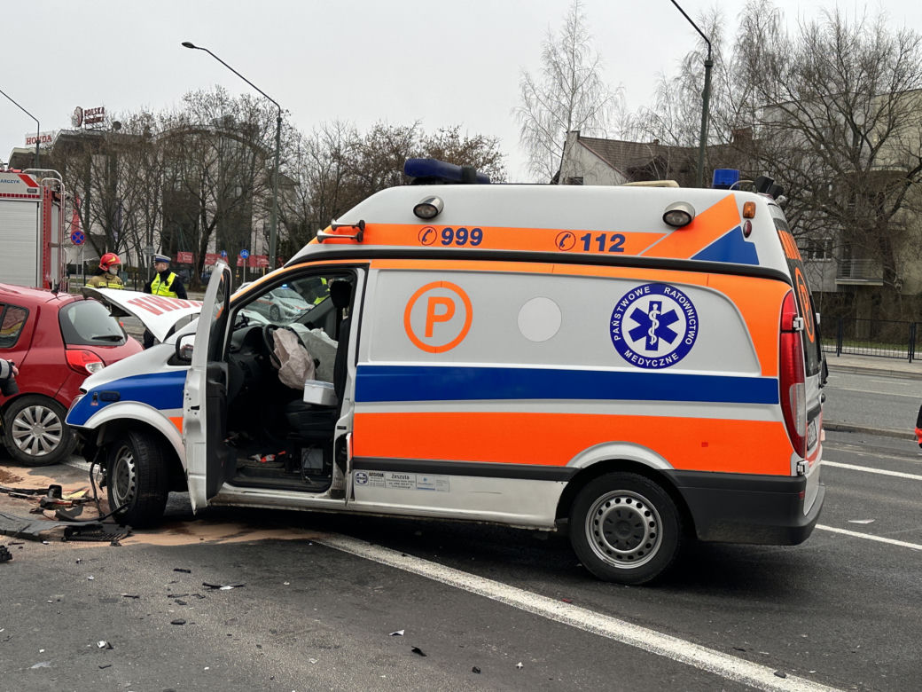 Koszmarny wypadek na Puławskiej. Dwa auta zderzyły się z karetką!