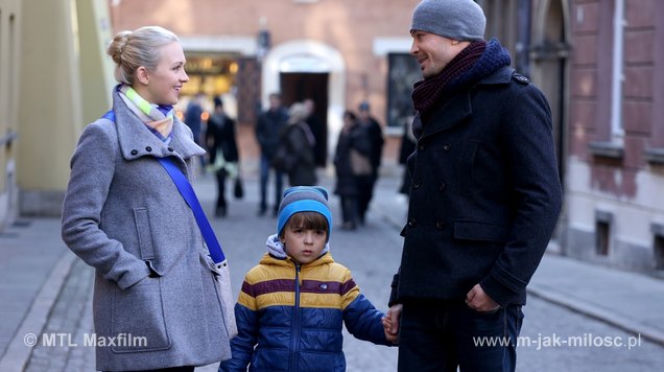 M jak miłość odc. 1117. Joanna (Barbara Kurdej-Szatan), Wojtuś (Feliks Matecki), Tomek (Andrzej Młynarczyk)