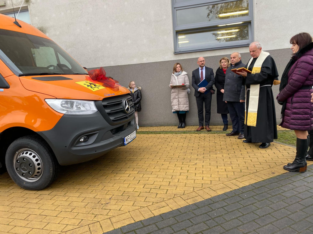 Ułatwi transport dzieci z niepełnosprawnościami. Nowy bus trafił do SOSW w Siedlcach