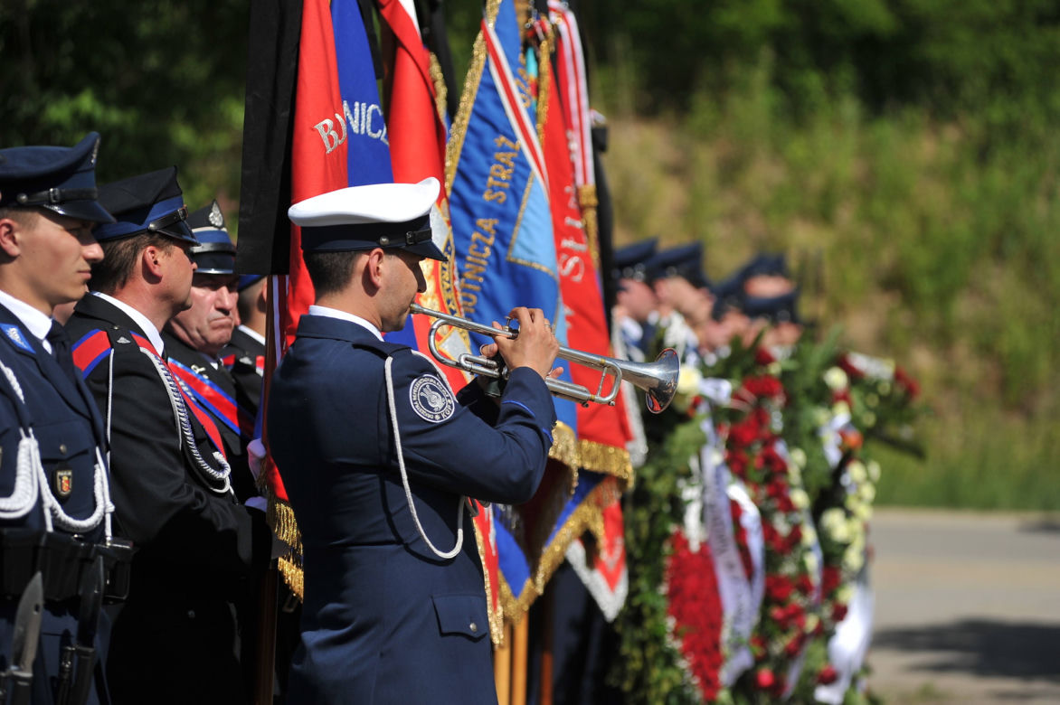 Srebrny orzeł prowadził Arka w ostatniej drodze. Poruszający gest policjantów i strażaków