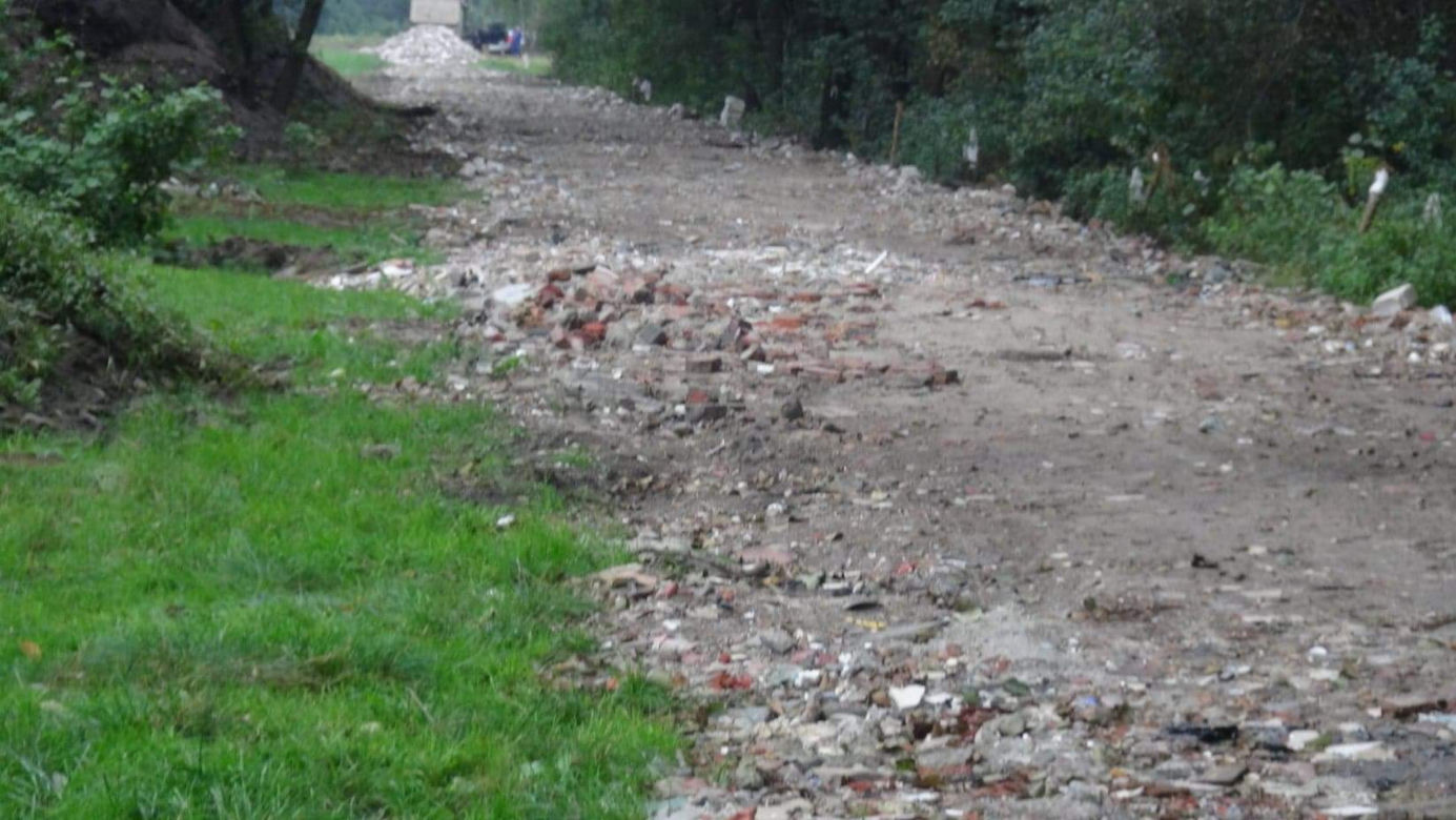 Tragedia w Mostówce. Zwęglone zwłoki mężczyzny przy wywrotce. Zerwała linię energetyczną