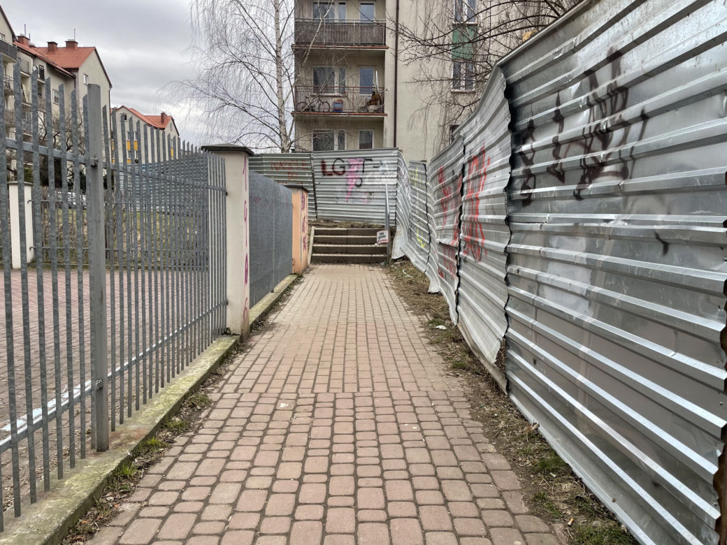 Mieszkańcy nie mogą już korzystać z popularnego skrótu. To teren prywatny dewelopera. „Niech nas pozamykają na osiedlu”