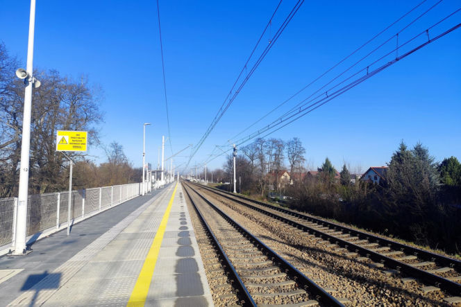 Justyna B. zginęła pod kołami pociągu. Jej grób przykryły białe kwiaty