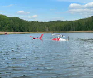 Wypadek helikoptera gaśniczego. Runął do jeziora Rogoźnik