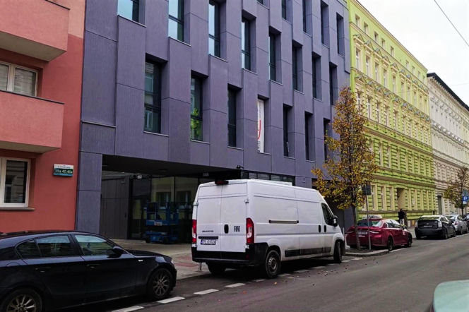 Pełne parkingi na ulicach