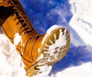 Przyklej do butów, a przestaną się ślizgać, nawet przy -10 stopniach. Idealny sposób na gołoledź i zamarzające chodniki. Co zrobić, by buty się nie ślizgały? 