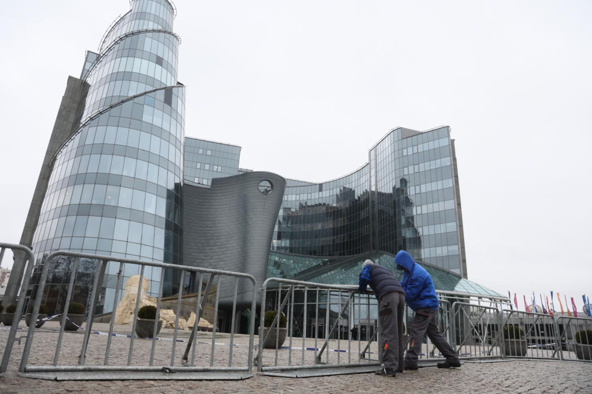 Barierki pod siedzibą TVP w Warszawie
