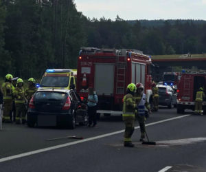 Zderzenie trzech aut na S7 pod Rychnowem. Na miejsce wezwano śmigłowiec LPR