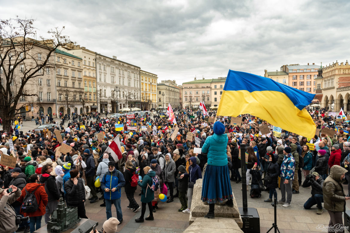 Kraków solidarny z Ukrainą! Wielka manifestacja na Rynku Głównym [ZDJĘCIA]