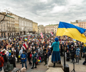 Kraków solidarny z Ukrainą! Wielka manifestacja na Rynku Głównym [ZDJĘCIA]