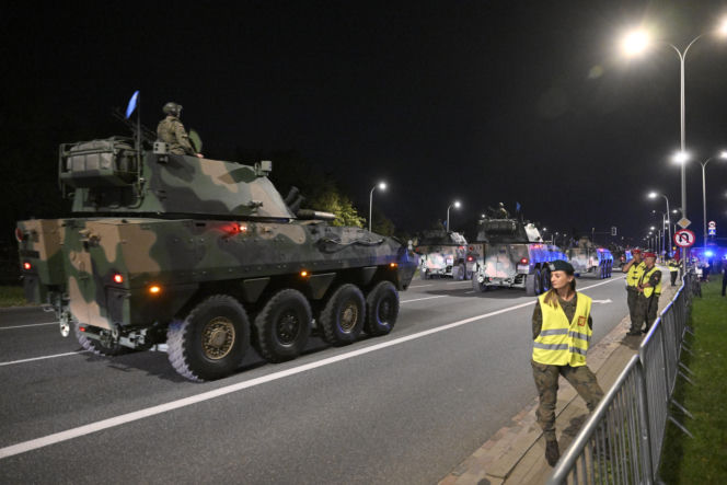 Nocna próba defilady wojskowej w Warszawie
