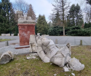 Zniszczony pomnik żołnierza radzieckiego na cmentarzu w Koszalinie