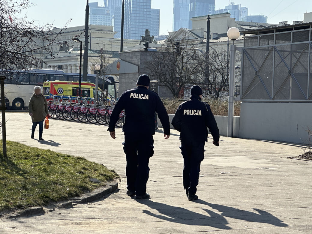 Horror w metrze! Stacja Ratusz Arsenał zamknięta. Pasażer rzucił się pod nadjeżdżający pociąg. Nie żyje