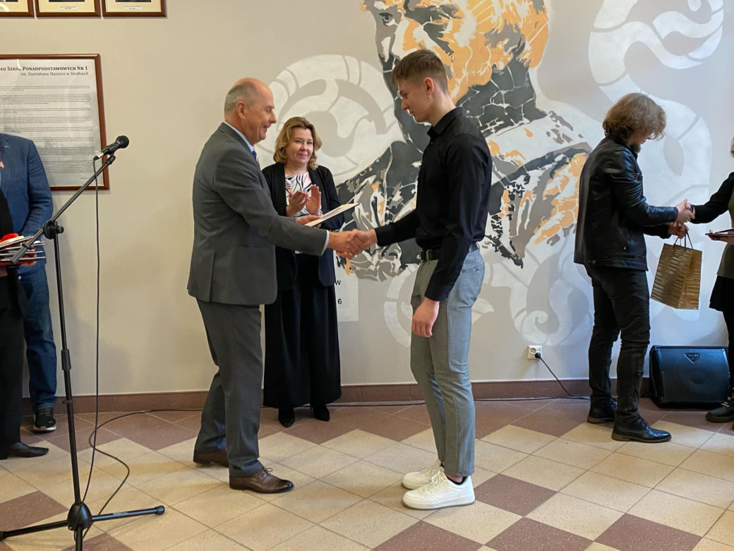 Uczniowie ZSP nr 1 stworzyli mural na ścianach szkoły. Grafika przedstawia patrona placówki