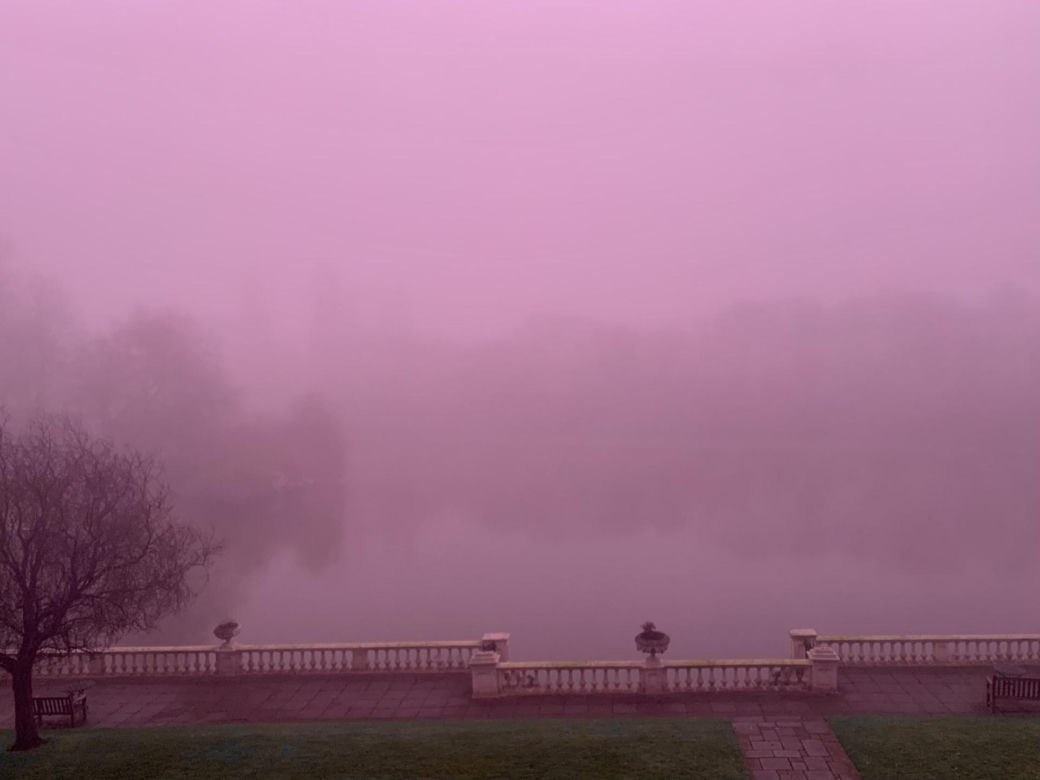 Różowa mgła nad Europą! Meteorolodzy mają wyjaśnienie