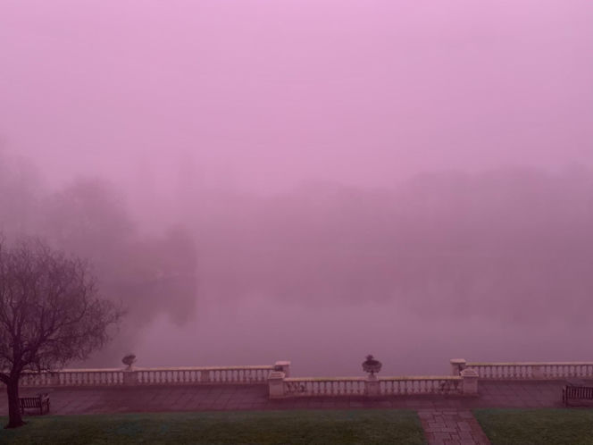 Różowa mgła nad Europą! Meteorolodzy mają wyjaśnienie