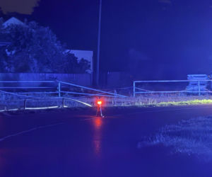 Kierowca uderzył w barierki, barierka przebiła auto i zabiła pasażera, kierowca uciekł pieszo