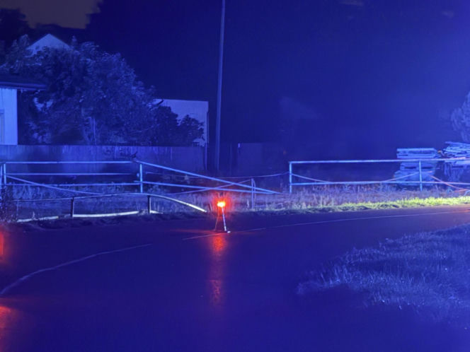 Kierowca uderzył w barierki, barierka przebiła auto i zabiła pasażera, kierowca uciekł pieszo