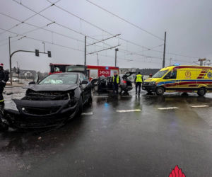 Trzy osoby w szpitalu po zderzeniu dwóch osobówek. Poważny wypadek w Toruniu
