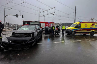 Trzy osoby w szpitalu po zderzeniu dwóch osobówek. Poważny wypadek w Toruniu
