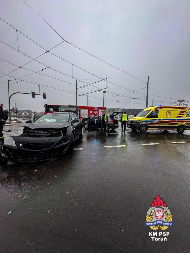 Trzy osoby w szpitalu po zderzeniu dwóch osobówek. Poważny wypadek w Toruniu