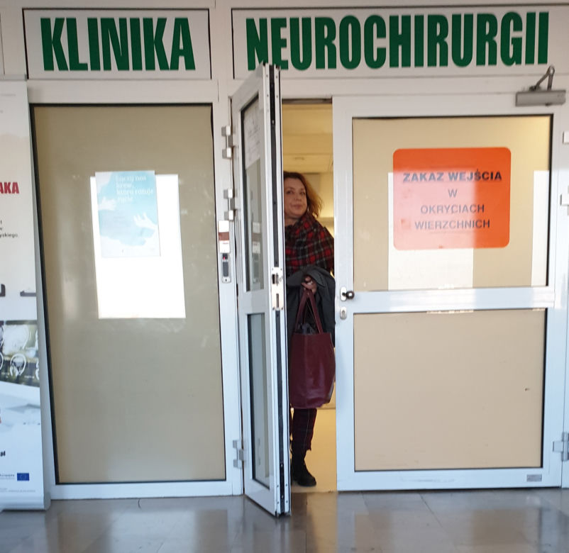 Małgorzata Ostrowska-Królikowska wychodzi ze szpitala