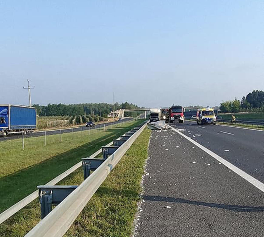 Potworny wypadek pod Białobrzegami! 55-latek zjechał nas pas awaryjny, ale zmiażdżyła go ciężarówka [ZDJĘCIA]