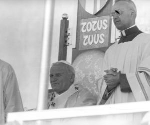 Towarzysze mamy problem !  Miał powiedzieć Edward Gierek, gdy Polak został papieżem