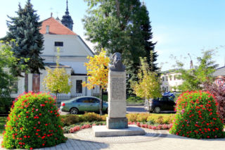 Jest jednym z najstarszych miast w woj. łódzkim. Posiada nietypowy układ urbanistyczny