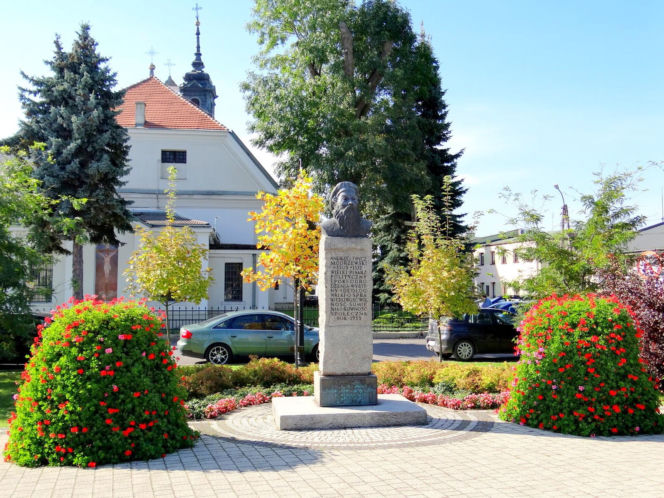 To jedno z najstarszych miast w woj. łódzkim. Było osadą słowiańską, a później siedzibą biskupów