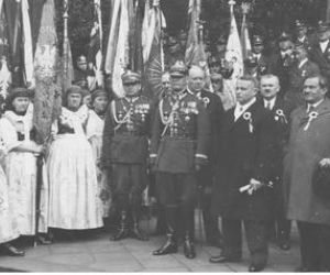 Uroczystości 3 Maja na starych fotografiach. Wielkie defilady i piękne stroje! [ZDJĘCIA]