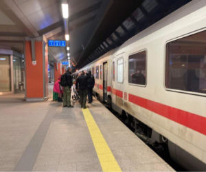 Uchodźcy z Krakowa wyjechali do Niemiec. Czekały na nich specjalne pociągi