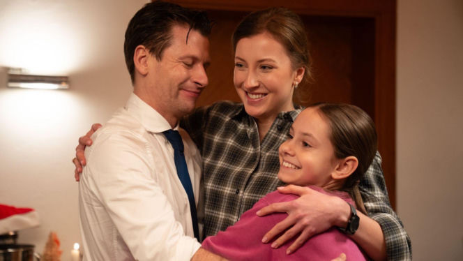 M jak miłość odc. 1930. Natalka (Dominika Suchecka), Adam Karski (Patryk Szwichtenberg), Hania (Wiktoria Basik)