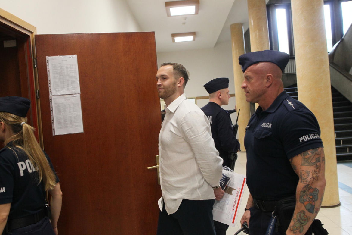 „Byłam obok, gdy tłukli Maćka”. Oskarżony o śmiertelne pobicie Maćka na Nowym Świecie z uśmiechem na twarzy słuchał zeznań świadków