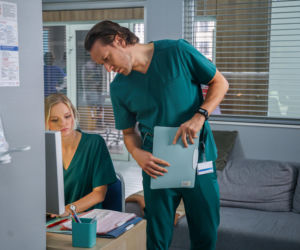 Szpital św. Anny, odcinek 84: Irena Bursztyn po zdradzie męża znajduje schronienie u Darii. Zyta konfrontuje się z dyrektorem Streckerem