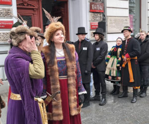 Polonez dla Łodzi. Taneczny korowód maturzystów przeszedł ulicą Piotrkowską