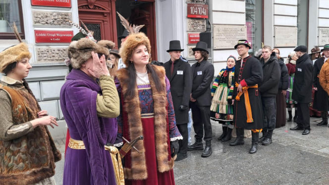 Polonez dla Łodzi. Taneczny korowód maturzystów przeszedł ulicą Piotrkowską