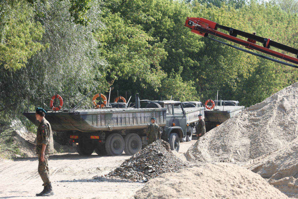 Budowa mostu pontonowego na Wiśle