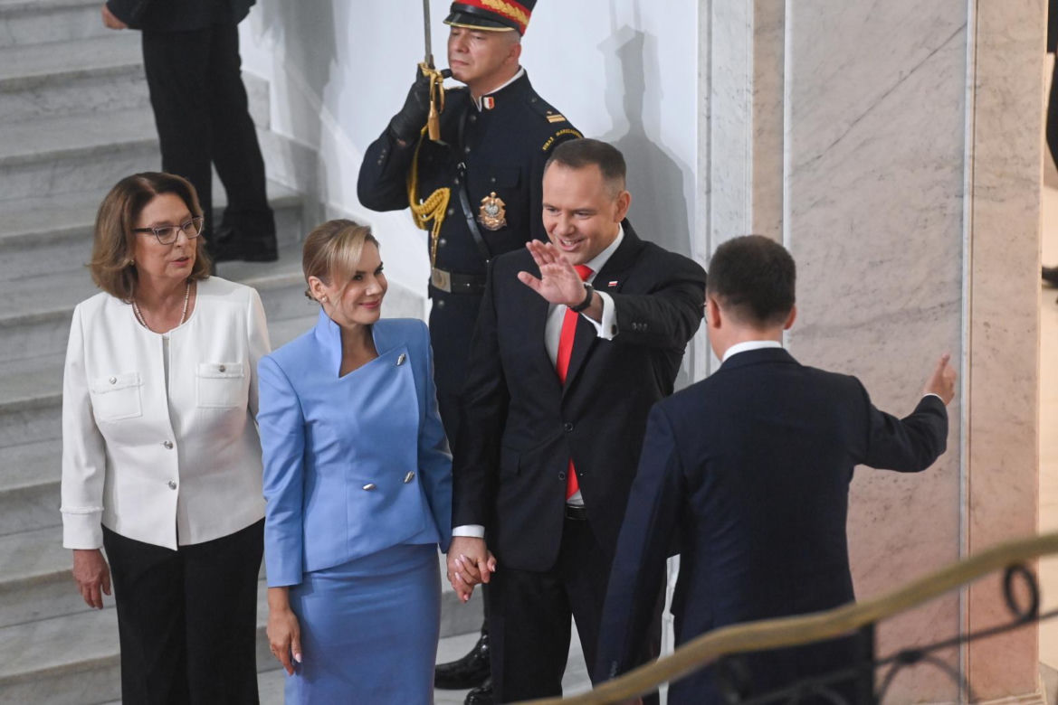 Prezydent elekt Karol Nawrocki z małżonką Martą Nawrocką, marszałek Senatu Małgorzata Kidawa-Błońska oraz marszałek Sejmu Szymon Hołownia w Sejmie