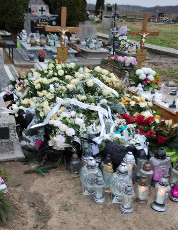  Cała wieś pożegnała zamordowanego Mateusza (†23 l.) i kolorowymi kwiatami zasypała jego grób