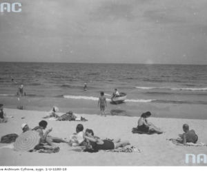 Plażowa moda sprzed lat. Tak wypoczywały nad morzem poprzednie pokolenia [ZDJĘCIA ARCHIWALNE]