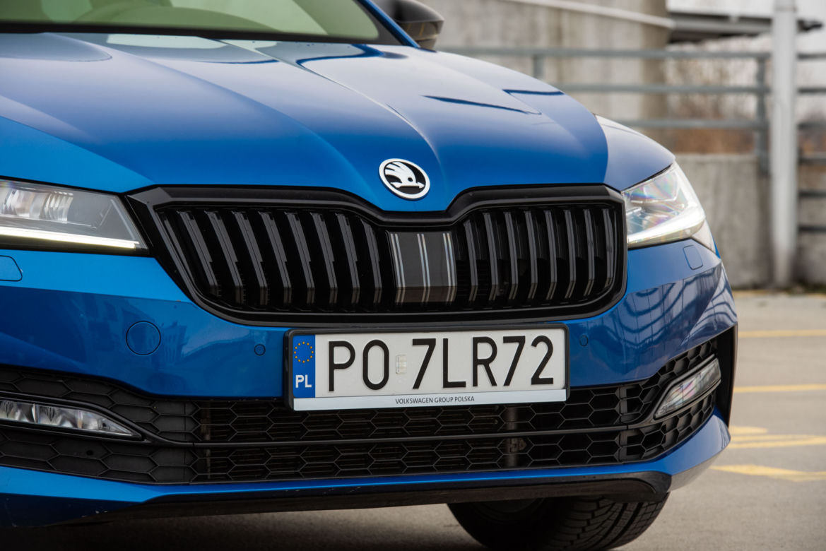 Volkswagen Passat Elegance vs Skoda Superb Sportline