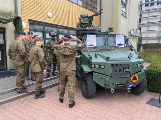 Wojsko opanowało Nowy Sącz.  Ruszyły Wojskowe Targi Służby i Pracy
