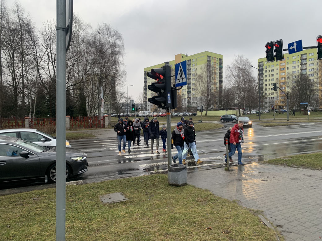 Mecz Zagłębia sparaliżował Sosnowiec.  Na ulicach wokół stadionu wytworzyły się ogromne korki, kibice nie mają gdzie parkować